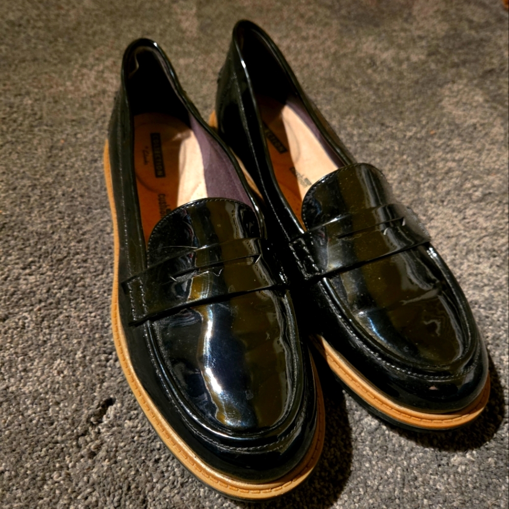 Clarks sz 8.5  Black Loafers - cushiony soft!